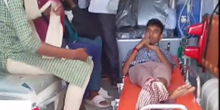 பேருந்து படிக்கட்டில் தொங்கியபடி பயணம் செய்த மாணவனின் காலில்3விரல்கள் துண்டிப்பு