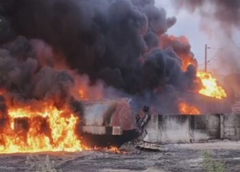 பற்றி எரிகிறது சரக்கு ரயில் – அணைக்கும் பணி தீவிரம்