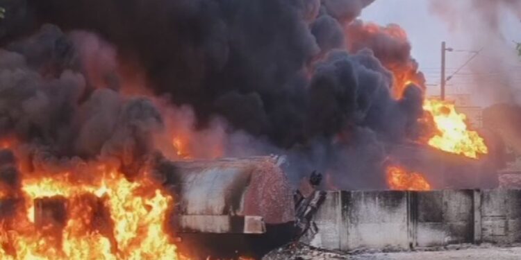 பற்றி எரிகிறது சரக்கு ரயில் – அணைக்கும் பணி தீவிரம்