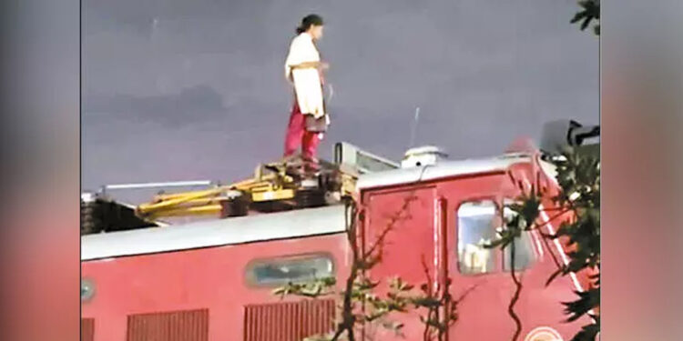 தாம்பரத்தில் ரயில் இஞ்சின் மீது ஏறிய பெண் : ரயில் நிலையத்தில் பரபரப்பு