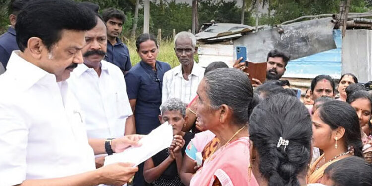 ‘உங்களுடன் ஸ்டாலின்’ திட்டத்தை தொடங்கி வைத்தார் முதல்வர் ஸ்டாலின் : மக்களிடம் நேரில் மனுக்களை பெற்றார் !