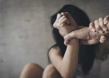 இளம் பெண்ணிடம் பாலியல் வன்கொடுமை செய்ததாக கோயில் பூசாரி மீது வழக்குப் பதிவு