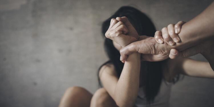 இளம் பெண்ணிடம் பாலியல் வன்கொடுமை செய்ததாக கோயில் பூசாரி மீது வழக்குப் பதிவு