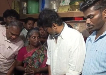 “போன்ல சொல்வாருன்னு நினைச்சோம்… விஜய் நேர்ல வந்தாரு” – அஜித் குமாரின் தாயார் உருக்கம்