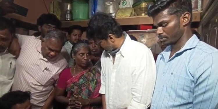 “போன்ல சொல்வாருன்னு நினைச்சோம்… விஜய் நேர்ல வந்தாரு” – அஜித் குமாரின் தாயார் உருக்கம்