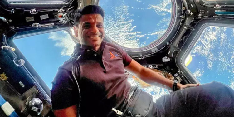 விண்வெளியில் விவசாயம் : வெந்தயம், பச்சைப்பயறு நாற்று வளர்த்து அசத்தும் இந்திய வீரர் சுக்லா