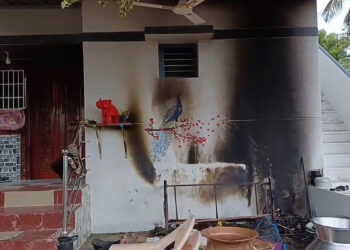 ஏன் சாதி ரீதியான பாட்டு போடுறீங்க ? – கேள்வி கேட்ட திமுக நிர்வாகி வீட்டில் பெட்ரோல் குண்டு வீச்சு !