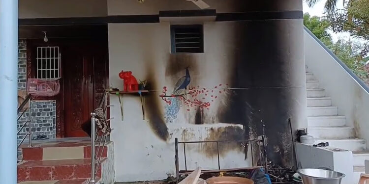 ஏன் சாதி ரீதியான பாட்டு போடுறீங்க ? – கேள்வி கேட்ட திமுக நிர்வாகி வீட்டில் பெட்ரோல் குண்டு வீச்சு !