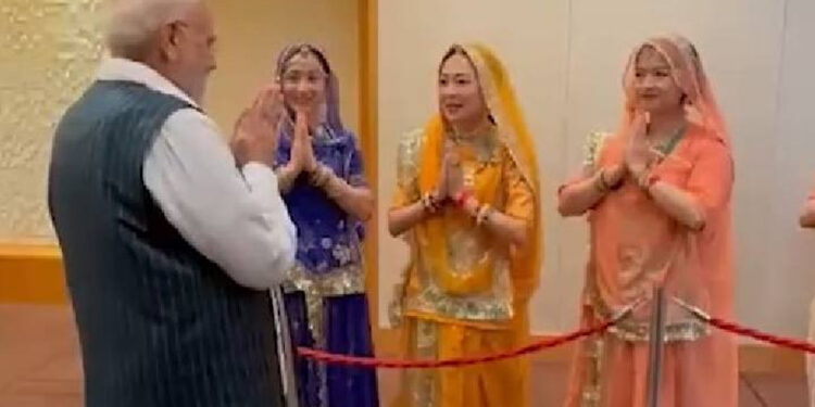 ஜப்பான் சென்ற பிரதமர் நரேந்திர மோடி – காயத்ரி மந்திரம் ஓதி உற்சாக வரவேற்பு