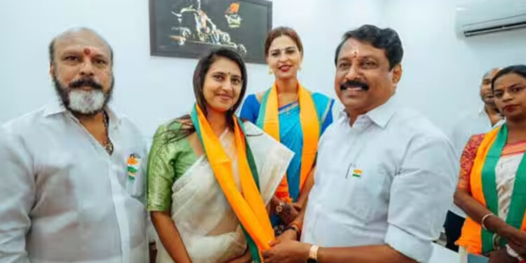 நடிகை கஸ்தூரி பாஜகவில் இணைந்தார் – பிக் பாஸ் நமீதாவும் பாஜகவில் சேர்வு