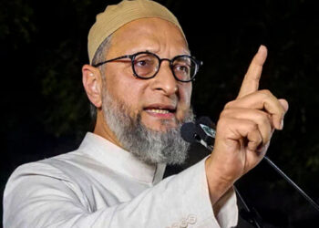 கண்ணியத்தின் எல்லையைத் தாண்டினால் அது தவறு : மோடி, தாயார் குறித்து அவதூறு பேச்சுக்கு ஓவைசி கண்டனம்