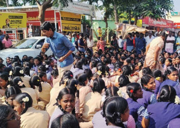 போக்சோ வழக்கில் கைதான அரசு பள்ளி உடற்கல்வி ஆசிரியர்… பெற்றோரின் ஆவேசம் – மாணவர்களின் ஆதரவு !