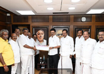 மு.க.ஸ்டாலின் முன்னிலையில் தி.மு.க.வில் இணைந்த அதிமுக முன்னாள் எம்.எல்.ஏ கார்த்திக் வி.ஆர்.தொண்டைமான் !