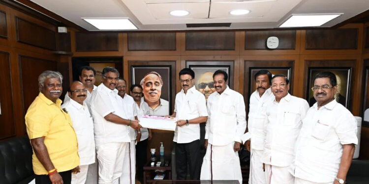 மு.க.ஸ்டாலின் முன்னிலையில் தி.மு.க.வில் இணைந்த அதிமுக முன்னாள் எம்.எல்.ஏ கார்த்திக் வி.ஆர்.தொண்டைமான் !