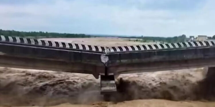 ஜம்மு காஷ்மீரில் மழையால் 4 பேர் பலி : வீடுகள் இடிந்து சாலைகள் துண்டிப்பு