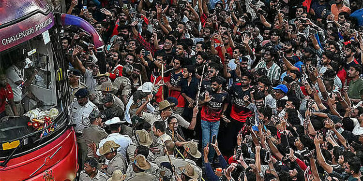 ரசிகர்கள் உயிரிழப்பு : உருக்கமான அறிக்கையுடன் நிதியுதவியை உயர்த்திய RCB