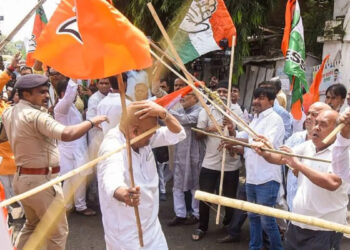 கட்டையால் தாக்கிக் கொண்ட காங்கிரஸ் – பாஜக தொண்டர்கள்