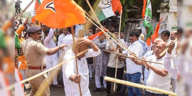 கட்டையால் தாக்கிக் கொண்ட காங்கிரஸ் – பாஜக தொண்டர்கள்