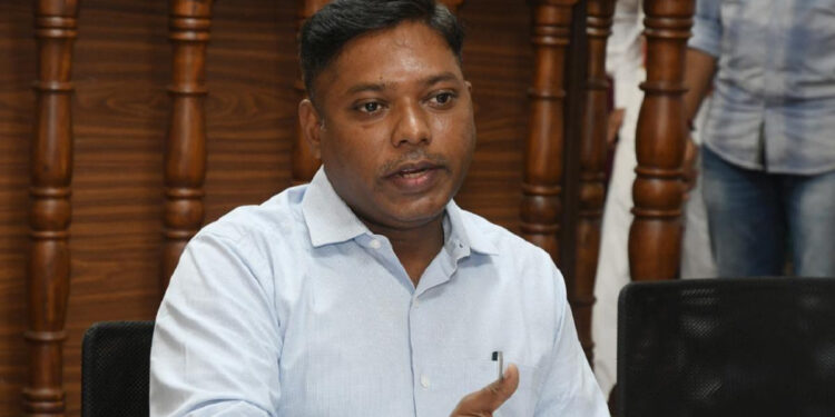 திருவள்ளூர் எம்.பி. சசிகாந்த் செந்தில் காலவரையற்ற உண்ணாவிரதப் போராட்டம் தொடக்கம்