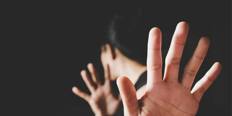 இளம்பெண்ணிடம் பாலியல் அத்துமீறல் : உயர்நீதிமன்ற வழக்கறிஞர் கைது