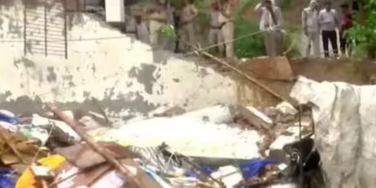 சுவர் இடிந்து 7 பேர் பலி – டில்லியில் துயரம்