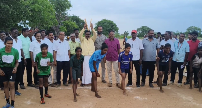 காட்டுச்சேரியில் உள்ள விளையாட்டு அரங்கத்தில் தரங்கம்பாடி குறுவட்ட அளவிலான தடகளப்போட்டி 
