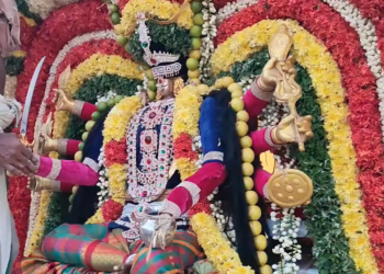 கருவிழந்தநாதபுரம் கிராமத்தில் உள்ள அருள்மிகு சீதளாதேவி மாரியம்மன் கோவில் தீமிதி திருவிழா