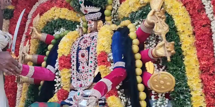 கருவிழந்தநாதபுரம் கிராமத்தில் உள்ள அருள்மிகு சீதளாதேவி மாரியம்மன் கோவில் தீமிதி திருவிழா