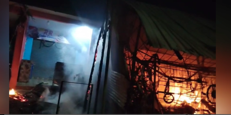 புதுப்பட்டினம் கடைவீதியில் ஏற்பட்ட தீ விபத்து