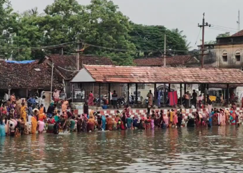 ஆடிப்பெருக்கு விழாவை மயிலாடுதுறை காவிரி ஆற்றில் கரையில் பாரம்பரிய முறையில் காப்பரிசி, மஞ்சள் கயிறு கட்டி வழிபாடு