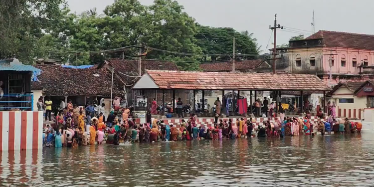 ஆடிப்பெருக்கு விழாவை மயிலாடுதுறை காவிரி ஆற்றில் கரையில் பாரம்பரிய முறையில் காப்பரிசி, மஞ்சள் கயிறு கட்டி வழிபாடு