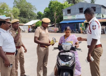 சாலை பாதுகாப்பு விதிமுறைகள் குறித்து துண்டு பிரசுரங்களை வழங்கி விழிப்புணர்வு