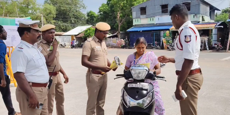சாலை பாதுகாப்பு விதிமுறைகள் குறித்து துண்டு பிரசுரங்களை வழங்கி விழிப்புணர்வு