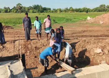வாய்க்கால் பாலம் பணிகள் முடிவடையாத நிலை அவரச தேவைக்கு கூட கடக்க முடியாமல் சுற்றுவட்டார மக்கள் அவதி.