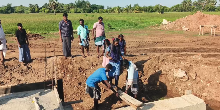 வாய்க்கால் பாலம் பணிகள் முடிவடையாத நிலை அவரச தேவைக்கு கூட கடக்க முடியாமல் சுற்றுவட்டார மக்கள் அவதி.
