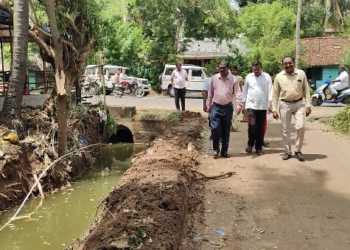 மயிலாடுதுறை மாவட்டத்தில் குளங்களுக்கு ஆற்றுநீர் செல்லும் வழிதடங்களை பொதுப்பணித்துறை அதிகாரிகள் ஆய்வு