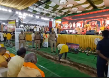 பூம்புகாரில் பலத்த மழை. வன்னியர் மகளிர் பெருவிழா மழைநீர் புகுந்ததால்  அகற்றும் பணி