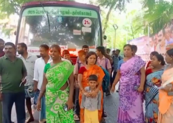 கஞ்சாநகரம் கிராமத்தில் அரசுப்பேருந்து நின்று செல்லாததைக் கண்டித்து கிராமமக்கள் பேருந்தை மறித்து போராட்டம்