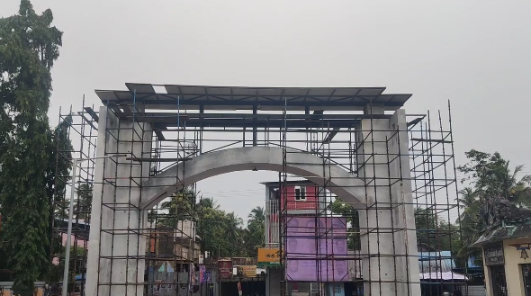 நேற்றிரவு பலத்த காற்றுடன் பெய்த மழையில் ரயில் நிலைய நுழைவுவாயில் GRC. சீட் விழுந்தது அதிர்ச்சி