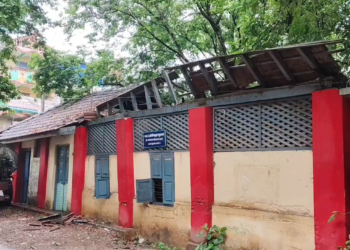 நில அளவை துறை உதவி இயக்குனர் அலுவலகத்தின் பழைய கட்டிடம் மேற்கூரை இடிந்து விழுந்தது