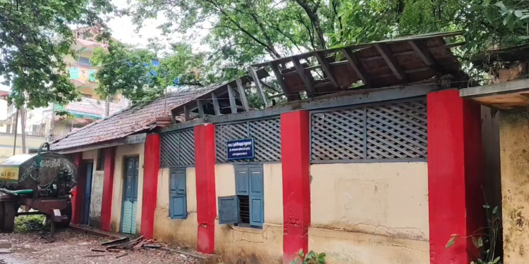 நில அளவை துறை உதவி இயக்குனர் அலுவலகத்தின் பழைய கட்டிடம் மேற்கூரை இடிந்து விழுந்தது