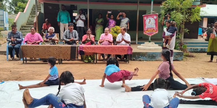 தேசிய அளவிலான யோகாசனப் போட்டியில் வெற்றி பெற்ற மயிலாடுதுறை மாணவர்களுக்கு பாராட்டு விழா