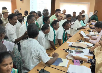 காவிரி படுகை உழவர் பெருமக்கள் மயிலாடுதுறை மாவட்ட ஆட்சியரிடம் புகார் மனு