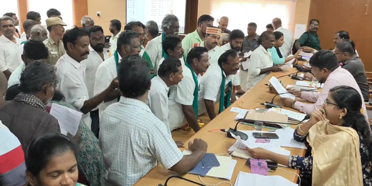 காவிரி படுகை உழவர் பெருமக்கள் மயிலாடுதுறை மாவட்ட ஆட்சியரிடம் புகார் மனு