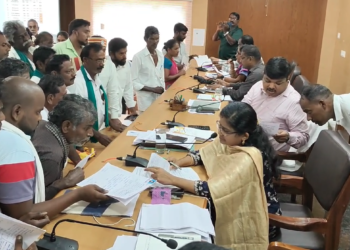 பருவம் தவறி பெய்த கனமழையால் பாதிக்கப்பட்ட சம்பா பயிர்களுக்கு நிவாரணம் வழங்க கோரி மாவட்ட ஆட்சியர் அலுவலகத்தில் மனு