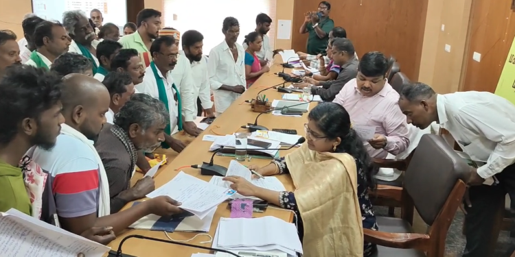 பருவம் தவறி பெய்த கனமழையால் பாதிக்கப்பட்ட சம்பா பயிர்களுக்கு நிவாரணம் வழங்க கோரி மாவட்ட ஆட்சியர் அலுவலகத்தில் மனு