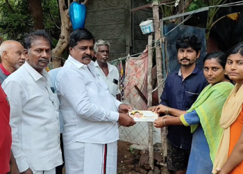 கடந்த 2தினங்களாக பெய்த மழையின் காரணமாக சுதாகர் என்பவரது கூரை வீட்டின் சுவர் இடிந்து சேதம்