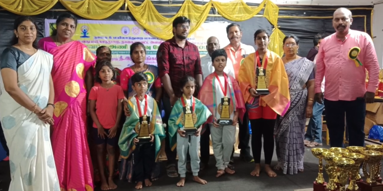 மயிலாடுதுறையில் கடினமான யோகசனங்களில் மாணவ-மாணவிகள் உலக சாதனை