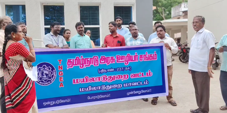 தமிழ்நாடு நெடுஞ்சாலைத்துறை சாலை பணியாளர் சங்க நிர்வாகிகள் கைது