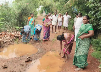 நுகர்பொருள் வாணிபக் கழக கிடங்கிற்கு செல்லும் லாரிகளால் சேதமடைந்த சாலை, நாற்றுகளை நட்டு பொதுமக்கள் போராட்டம்